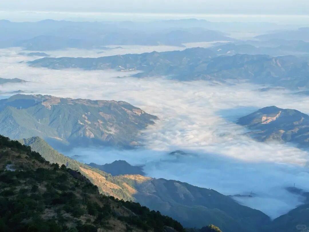 为什么年轻人迷上了爬山？ | 秋高气爽<strong></p>
<p>深圳理财</strong>，是时候出发了→