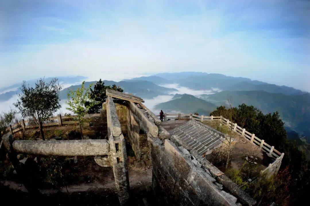 为什么年轻人迷上了爬山？ | 秋高气爽<strong></p>
<p>深圳理财</strong>，是时候出发了→