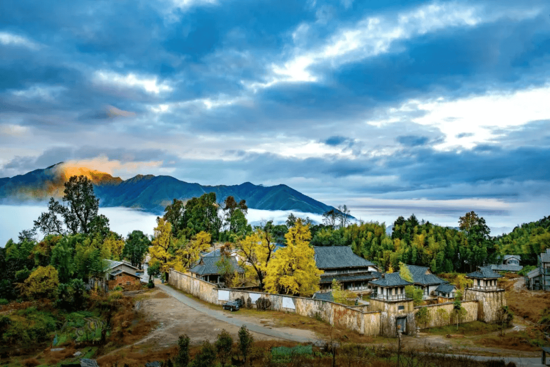 为什么年轻人迷上了爬山？ | 秋高气爽<strong></p>
<p>深圳理财</strong>，是时候出发了→