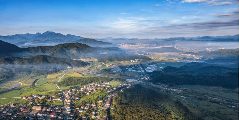 为什么年轻人迷上了爬山？ | 秋高气爽<strong></p>
<p>深圳理财</strong>，是时候出发了→