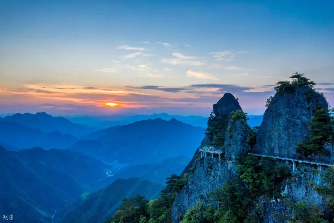 为什么年轻人迷上了爬山？ | 秋高气爽<strong></p>
<p>深圳理财</strong>，是时候出发了→