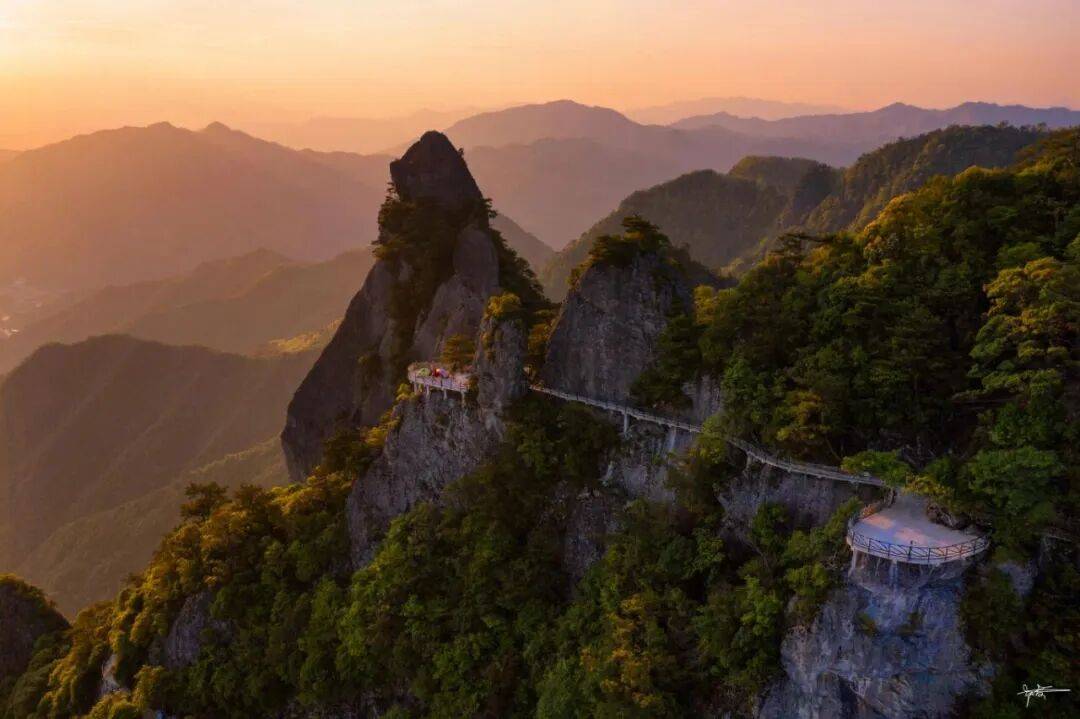 为什么年轻人迷上了爬山？ | 秋高气爽<strong></p>
<p>深圳理财</strong>，是时候出发了→