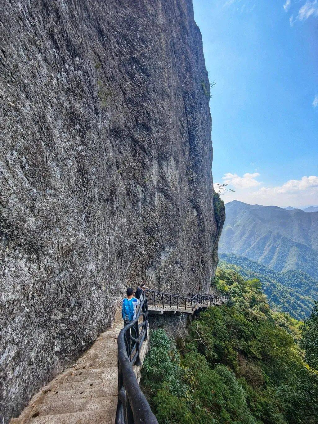 为什么年轻人迷上了爬山？ | 秋高气爽<strong></p>
<p>深圳理财</strong>，是时候出发了→