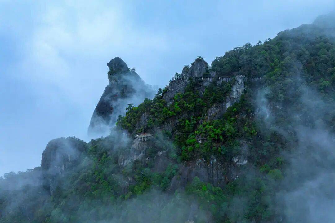 为什么年轻人迷上了爬山？ | 秋高气爽<strong></p>
<p>深圳理财</strong>，是时候出发了→
