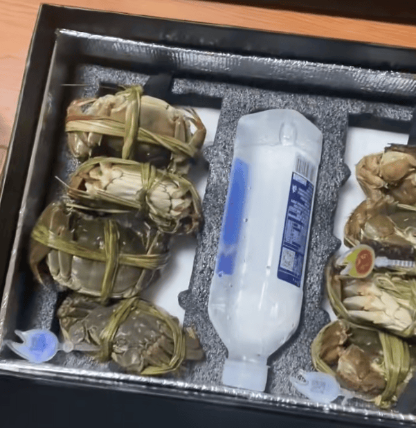 消费者花400元买到臭蟹客服建议蘸醋吃<strong></p>
<p>深圳理财</strong>，“包退包赔”的售后执行严苛，网红蟹太太信任危机凸显，被协会除名屡遭行政处罚