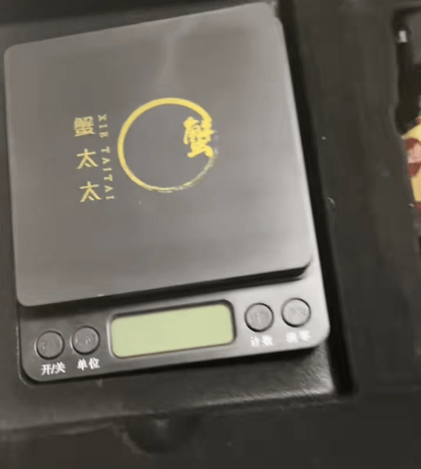 消费者花400元买到臭蟹客服建议蘸醋吃<strong></p>
<p>深圳理财</strong>，“包退包赔”的售后执行严苛，网红蟹太太信任危机凸显，被协会除名屡遭行政处罚
