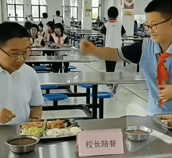 因“被学生抢鸡排”走红的校长病逝<strong></p>
<p>钱包理财</strong>，其子：月初刚做心血管手术，约千人赶来送最后一程