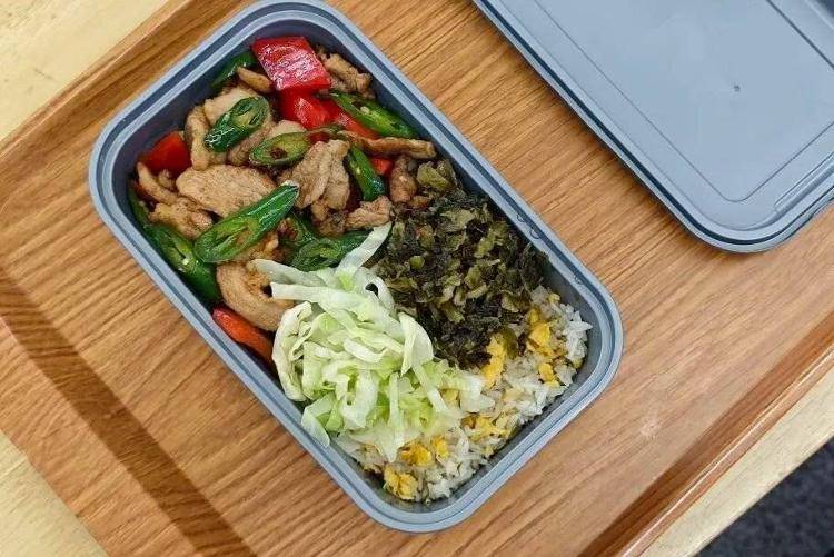 国铁成都局推出17元高铁盒饭：门店现炒<strong></p>
<p>银行理财基金</strong>，送餐到座