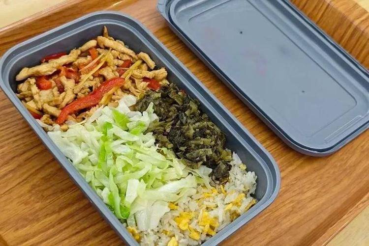 国铁成都局推出17元高铁盒饭：门店现炒<strong></p>
<p>银行理财基金</strong>，送餐到座