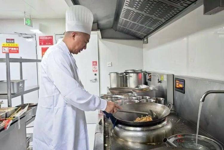 国铁成都局推出17元高铁盒饭：门店现炒<strong></p>
<p>银行理财基金</strong>，送餐到座