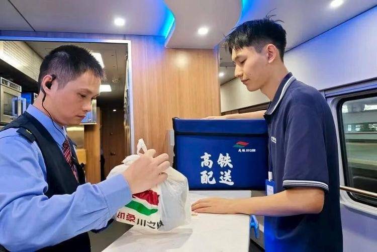 国铁成都局推出17元高铁盒饭：门店现炒<strong></p>
<p>银行理财基金</strong>，送餐到座