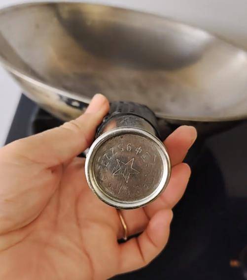 铁锅用了二三十年仍不粘不锈<strong></p>
<p>红包理财</strong>，女子在线寻厂家想“再买一个”，厂家称已停产