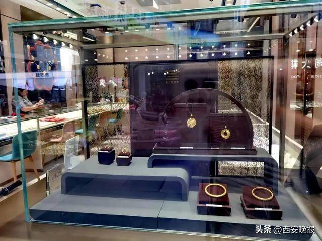 午后突发，黄金再度大跳水，现货黄金一度大跌1.92%<strong></p>
<p>红包理财</strong>。