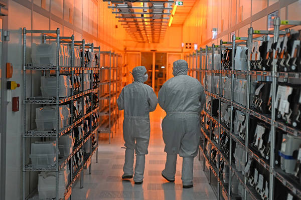 荷兰分析人士:安世半导体事件表明<strong></p>
<p>商业银行理财</strong>,欧洲夹在中美之间无能为力