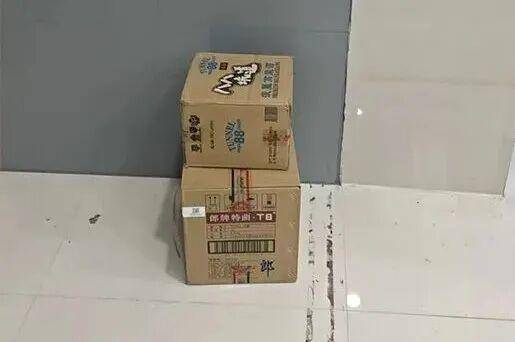 临沂俩小伙偷摸去派出所门口放下<strong></p>
<p>商业银行理财</strong>了…