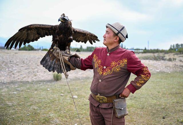 青年说 | 到中亚<strong></p>
<p>商业银行理财</strong>，奔赴一场激动人心的“探秘”