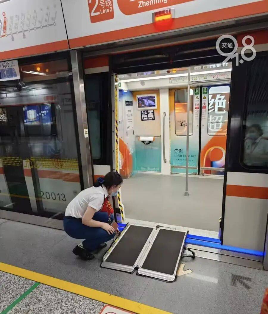 杭州地铁内<strong></p>
<p>理财吧</strong>,女乘客突然崩溃大哭!紧接着……这一幕被拍下