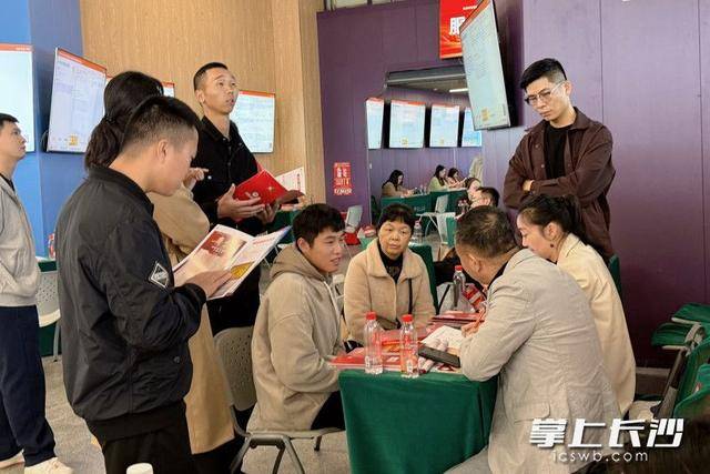 700余名退役军人及军属长沙求职<strong></p>
<p>理财群</strong>，165人达成意向