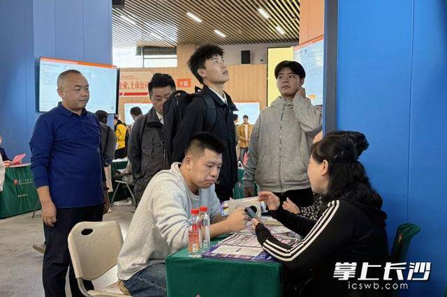 700余名退役军人及军属长沙求职<strong></p>
<p>理财群</strong>，165人达成意向