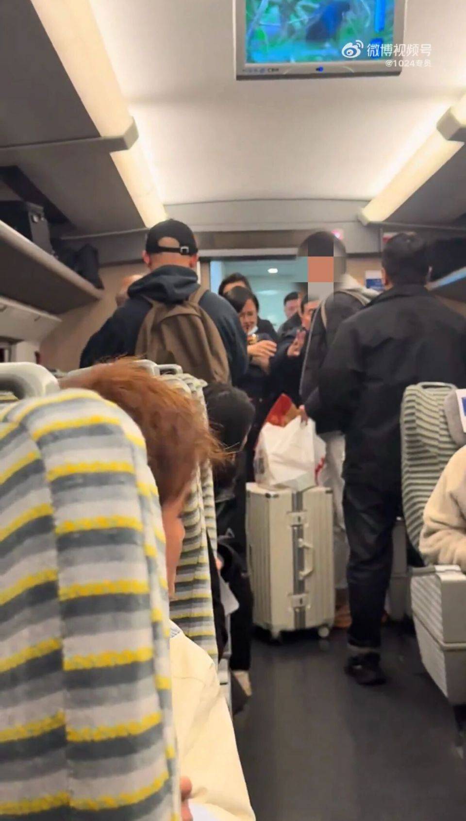 老年男子高铁上要求让座遭拒<strong></p>
<p>个人银行理财</strong>，反辱骂年轻乘客：“你是人吗？”