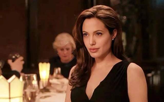 安吉丽娜·朱莉访乌<strong></p>
<p>个人银行理财</strong>，保镖被带走