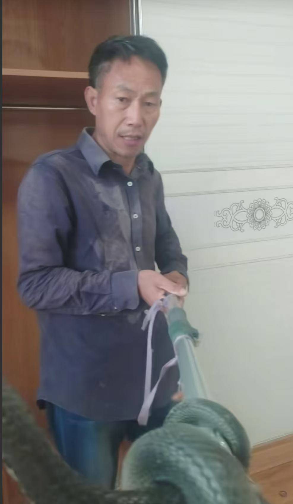 “蛇被我甩开了<strong></p>
<p>1万理财</strong>，没完全注射毒液”，湖南直播抓蛇被咬伤网红被警方拘留后发声道歉