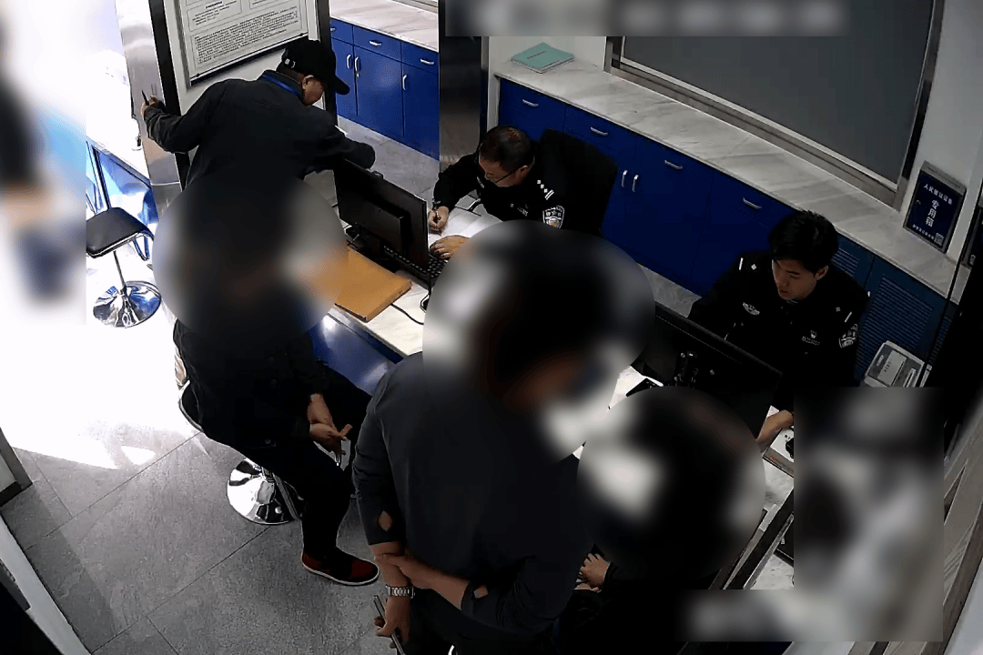 男子9600元转卖全新苹果17Pro max<strong></p>
<p>1万理财</strong>，买家爽快转账1万后，其老婆银行卡被冻结！民警：这笔钱涉诈