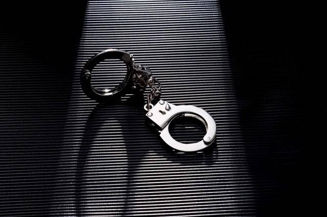 17岁女孩被继父强奸时不敢反抗<strong></p>
<p>50万理财</strong>，曾目睹其家暴生母 法院：继父构成强奸罪