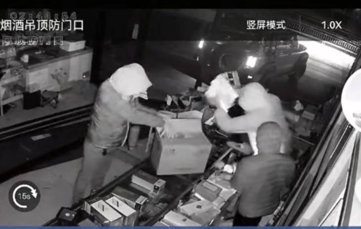 多名男子开越野车撞开烟酒店大门行窃<strong></p>
<p>50万理财</strong>，失主报案称损失超20万元，警方回应