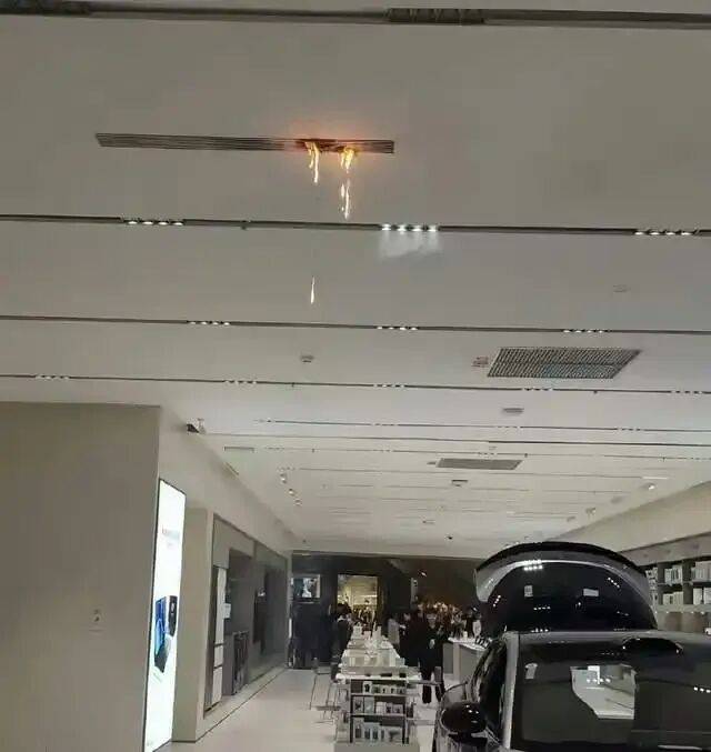 长沙“步步高梅溪新天地”商场一楼汽车展厅内发生火情<strong></p>
<p>50万理财</strong>？小米紧急辟谣；商场：是空调管道高温起火