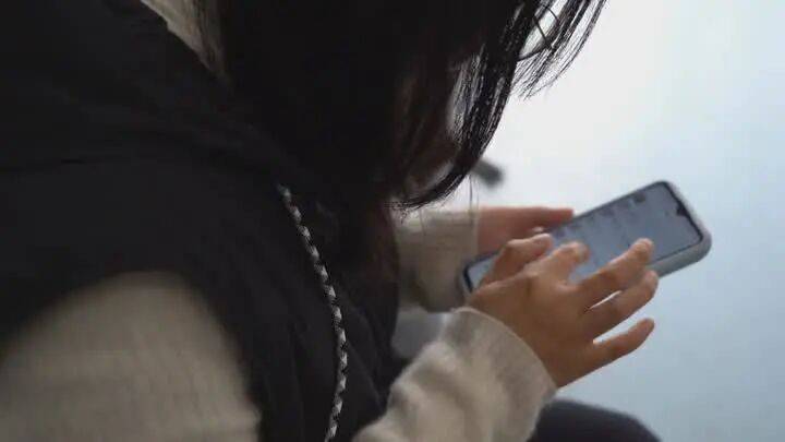 扬州一女子刷短视频惹祸：偷偷去银行取了6万现金<strong></p>
<p>理财消费</strong>，结果……