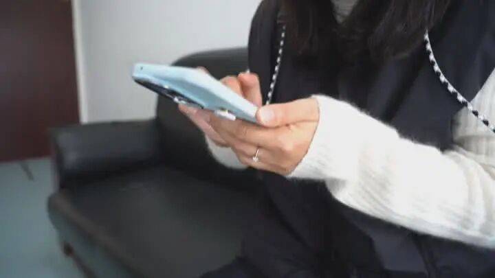 扬州一女子刷短视频惹祸：偷偷去银行取了6万现金<strong></p>
<p>理财消费</strong>，结果……