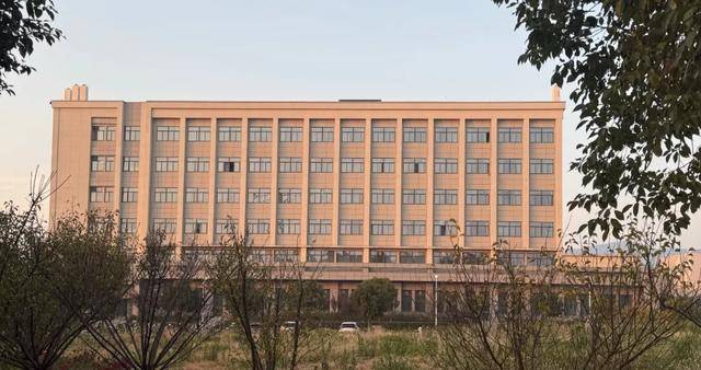 200多万买别墅<strong></p>
<p>理财消费</strong>，大骗子郭某：叫我教授！