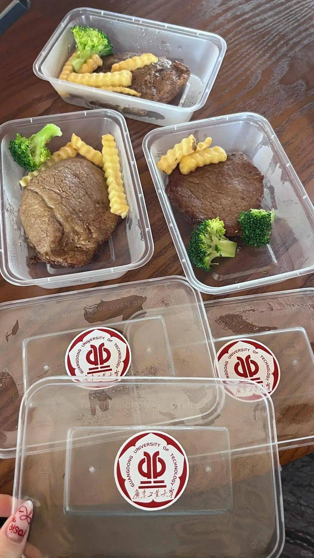 广东工业大学请6万师生吃牛扒，校方回应：因近期学校喜事很多