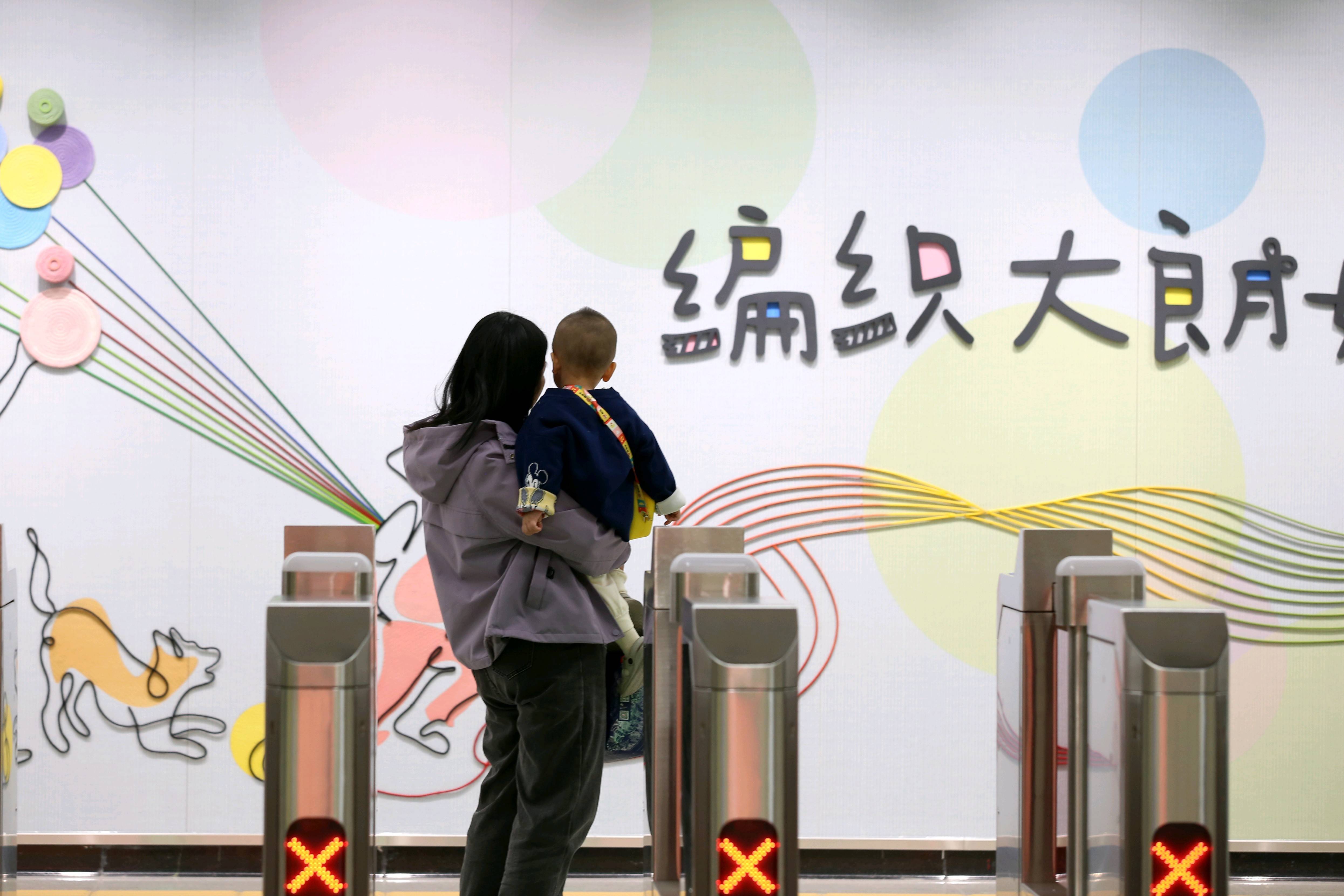 东莞地铁1号线试乘首日<strong></p>
<p>2017理财</strong>，大朗4站“沸腾”了