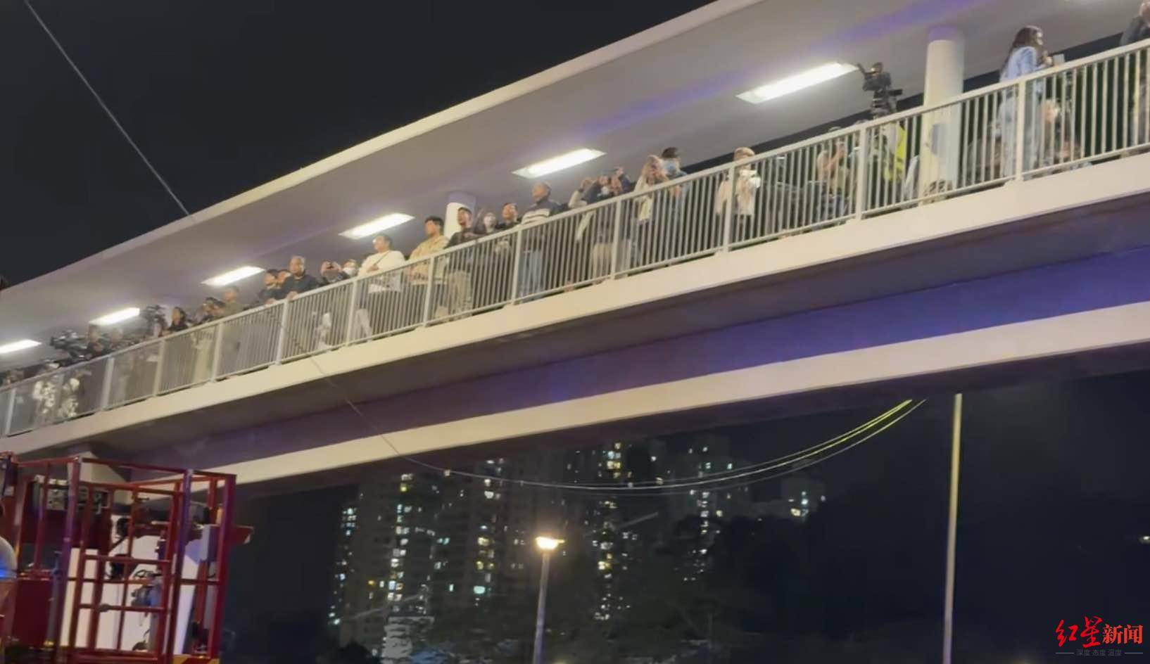 红星新闻实探香港宏福苑大火现场：警员称第一次遇到这么大火<strong></p>
<p>2017理财</strong>，餐厅老板自发为救援人员送餐