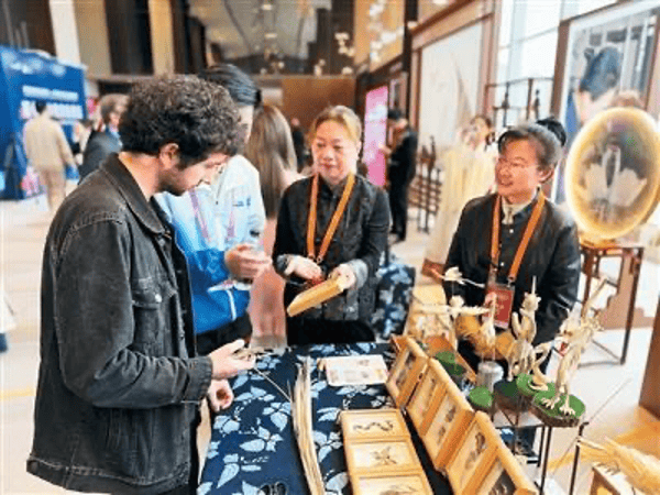 马克龙一路追着它俩<strong></p>
<p>银行定期理财</strong>，抢先一步要访华！