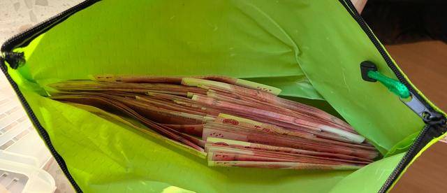 房子要卖了<strong></p>
<p>理财新闻</strong>，两万多现金和珍贵邮票却落在里面，还好有他