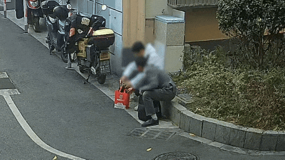 上门取走19万元<strong></p>
<p>理财中心</strong>，杭州一西装革履“金融专员”被抓！在高速服务区被抓，车上塞满现金