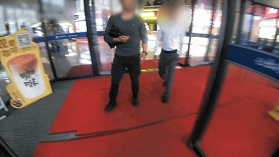 上门取走19万元<strong></p>
<p>理财中心</strong>，杭州一西装革履“金融专员”被抓！在高速服务区被抓，车上塞满现金