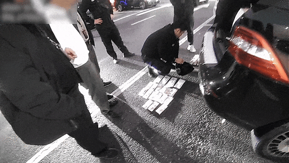 上门取走19万元<strong></p>
<p>理财中心</strong>，杭州一西装革履“金融专员”被抓！在高速服务区被抓，车上塞满现金