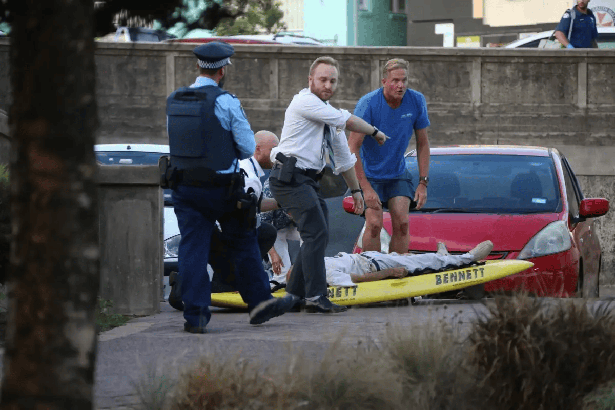 悉尼枪手被制服<strong></p>
<p>贷贷网理财</strong>，愤怒民众猛踩头部，调查显示枪手合法持有六支枪