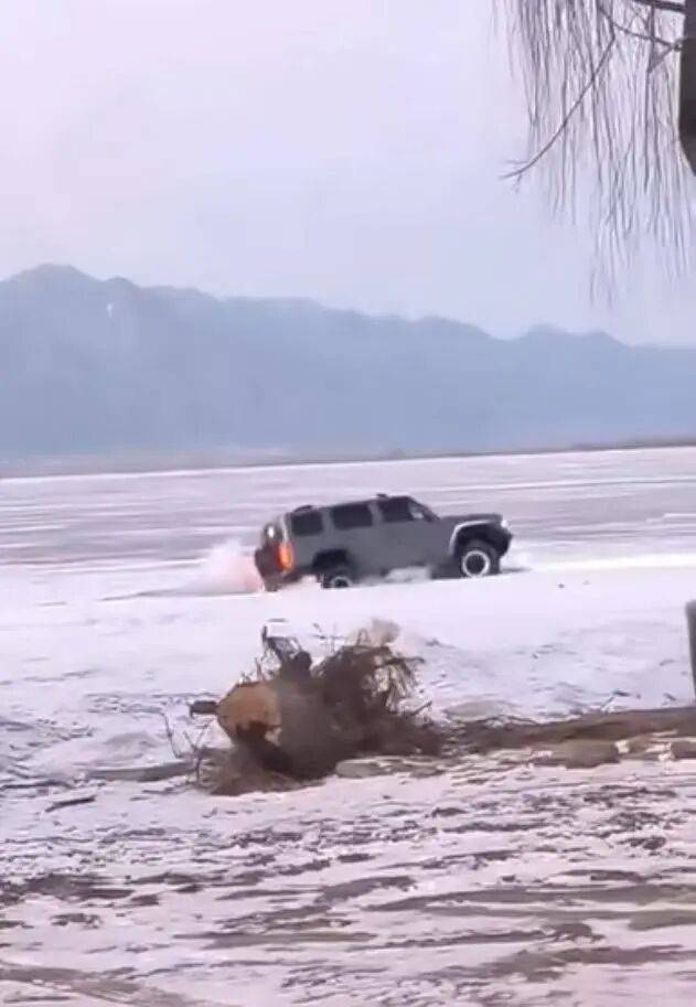 河北一越野车在水库冰面练漂移<strong></p>
<p>贷贷网理财</strong>，冰层突然破裂，车轮落水被冻6小时，找来吊车深夜将车吊出