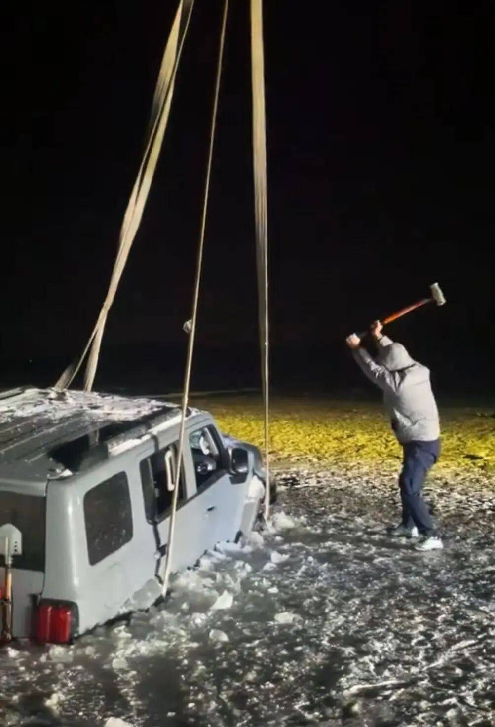 河北一越野车在水库冰面练漂移<strong></p>
<p>贷贷网理财</strong>，冰层突然破裂，车轮落水被冻6小时，找来吊车深夜将车吊出