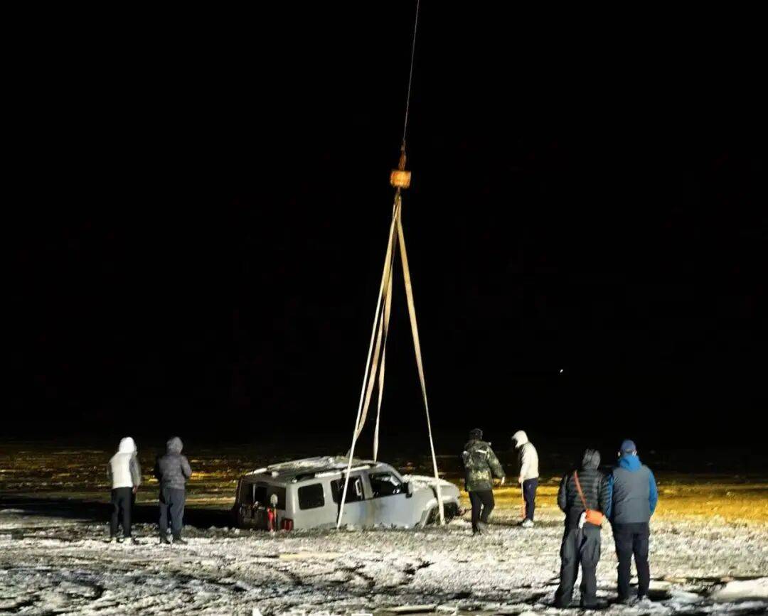 河北一越野车在水库冰面练漂移<strong></p>
<p>贷贷网理财</strong>，冰层突然破裂，车轮落水被冻6小时，找来吊车深夜将车吊出