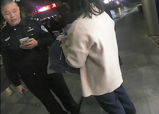 机智！快递在家门口被偷<strong></p>
<p>贷贷网理财</strong>，她用一招抓到了人还拿回了东西