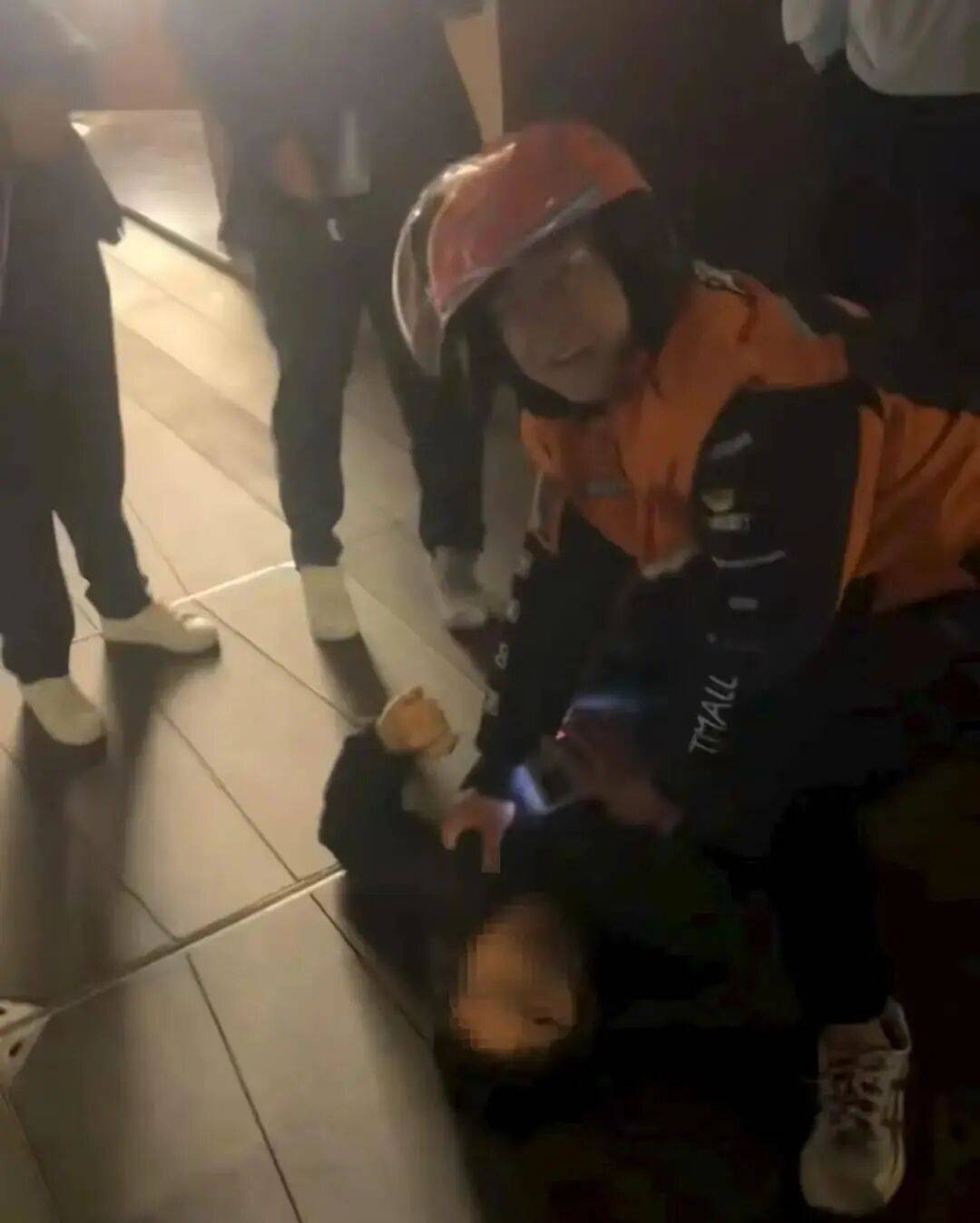 外卖小哥扑倒抢夺珠宝店嫌犯<strong></p>
<p>理财三方</strong>，嫌犯反问“对你有什么好处”，本人：没啥好处！