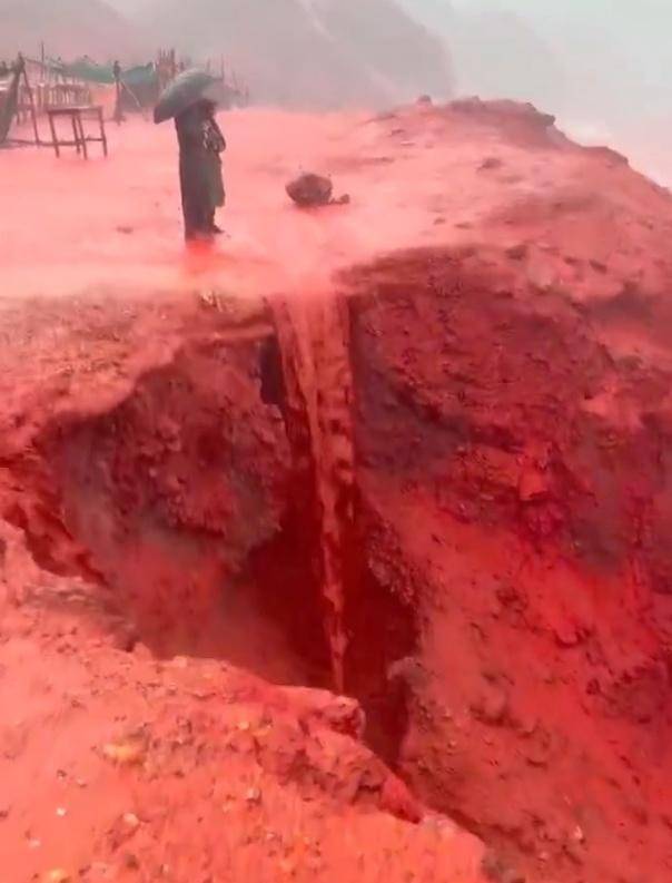 罕见！伊朗霍尔木兹岛遭遇强降雨<strong></p>
<p>理财证书</strong>，部分海域变成“血色海洋”