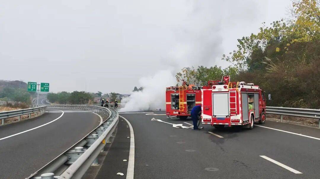 四川高速上一汽车突发自燃！车内两人闻到异味后果断弃车<strong></p>
<p>理财证书</strong>，成功逃生