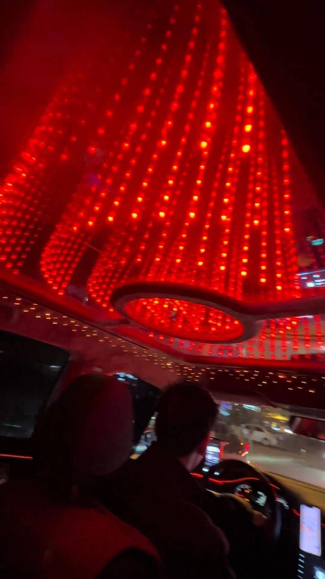 长春一女子打车遇“最炫出租车”<strong></p>
<p>低风险理财</strong>，车顶被改装为绚丽星空顶，网友：打车竟然打到了移动KTV